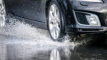 Tips dari Ahli: Cara Aman Menjalankan Mobil Saat Hujan dan Banjir