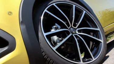 Bolehkah Pakai Ban dengan Tapak Berbeda di Depan dan Belakang?