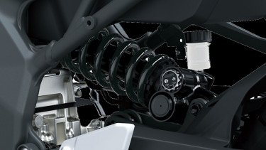 Naik Motor Tinggi, Mending Pangkas Jok atau Turunkan Suspensi?