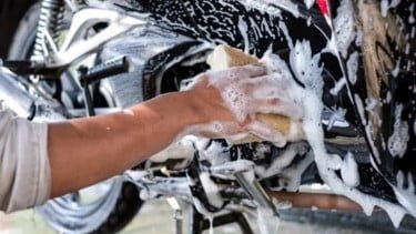 Sering Cuci Motor Malah Bikin Kusam? Ini Penyebabnya