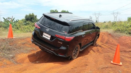 Toyota Fortuner vs Mitsubishi Pajero Sport: Mana yang Lebih Nyaman dan Terjangkau di 2025?