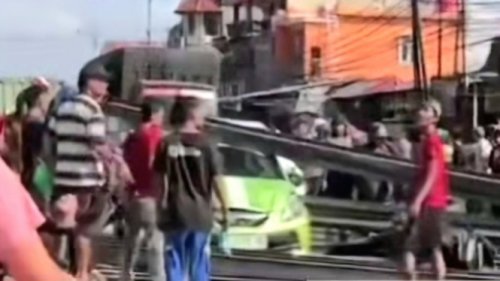 Viral Mobil dan Motor Tertimpa Besi Muatan Truk, Warganet: Kayak Adegan Film