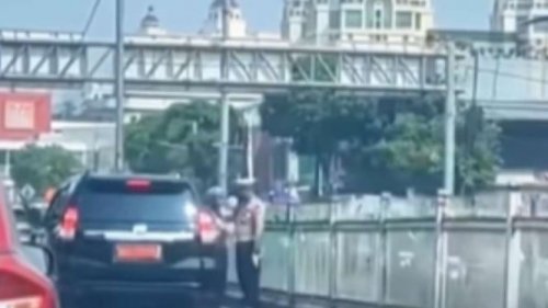 Mobil Dinas Masuk Jalur Busway Diberikan Hormat Polisi, Polda: Lumrah Saja