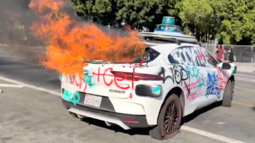 Sejumlah Mobil Otonom Dibakar Massa Saat Kerusuhan Los Angeles