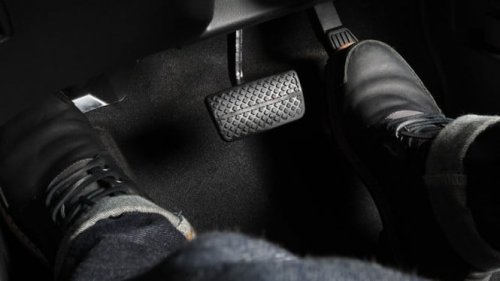 Ternyata Gara-gara Ini Pengguna Mobil Matik Gak Boleh Pakai Dua Kaki