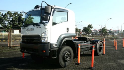 Bukan Aksesori, Ternyata Ini Alasannya Kaca Spion Truk Ada Tiga