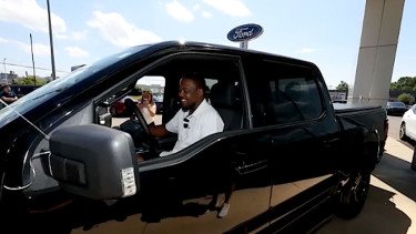 Mobil Butut Pria Ini Tiba-tiba Diganti Baru oleh Diler