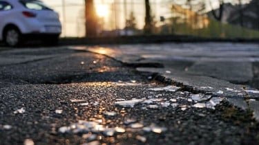 Benarkah Ban Mobil Bisa Bocor Jika Melindas Pecahan Kaca?