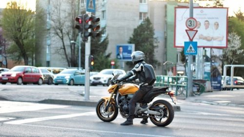 Tarikan Gas Motor Berat? Ini Penyebabnya dan Risiko yang Sering Diabaikan Pengendara