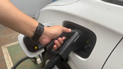 Solusi Melepas Charger SPKLU yang Tersangkut di Mobil Listrik