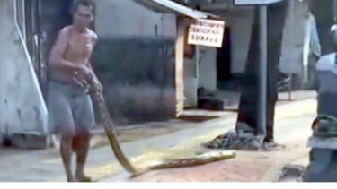 Warga Jaktim Halau Pemotor Lewat Trotoar Pakai Ular Piton