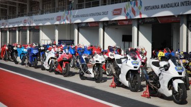 Ketika Pemilik Bengkel Motor Diajak Rasakan Panasnya Aspal Sirkuit Mandalika