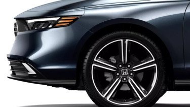 Ada Mobil Sedan Premium Hadir dengan Fitur Baru