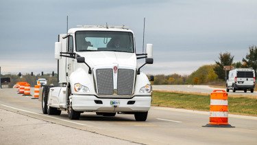 Bukan di SPKLU, Kendaraan Listrik Ini Ngecas Langsung dari Jalan Tol