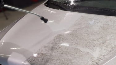 Tak Perlu Panik, Ini Cara Hilangkan Jamur di Bodi Mobil