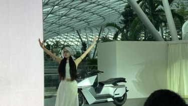 Motor Listrik “Anti Jatuh” OMO X Sudah Diuji Hadapi Banjir dan Macet