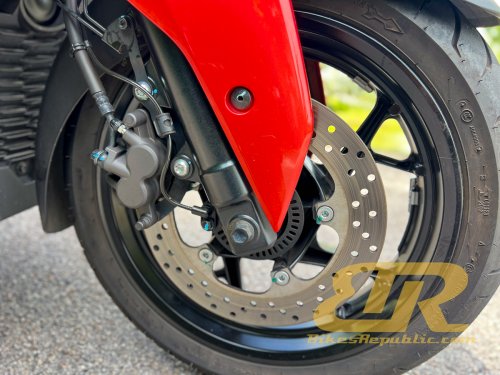 2025 YAMAHA XMAX 250 Test &amp; Review – Still Quick!