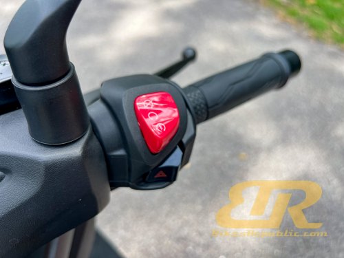 2025 YAMAHA XMAX 250 Test &amp; Review – Still Quick!