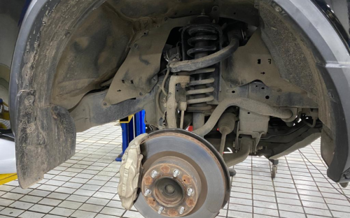 Harus Ganti Baru, Ini Tanda-tanda Sokbreker Mobil Mulai Rusak