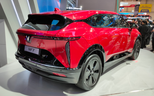 Beli Mobil Listrik VinFast VF7 Diganjar Harga Early Bird, Potongan Puluhan Juta di GIIAS 2025