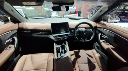 Beli Mobil Listrik VinFast VF7 Diganjar Harga Early Bird, Potongan Puluhan Juta di GIIAS 2025