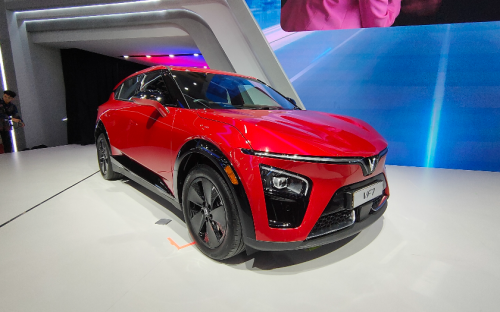 Beli Mobil Listrik VinFast VF7 Diganjar Harga Early Bird, Potongan Puluhan Juta di GIIAS 2025