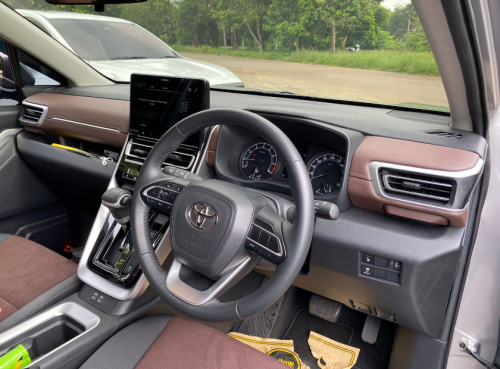 Komparasi Mitsubishi Destinator vs Toyota Kijang Innova Zenix Gasoline, Mana Lebih Powerful?