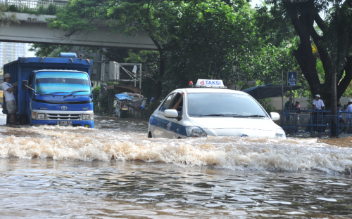 Waspada Cuaca Ekstrem 3 Hari ke Depan, Lakukan Tips Ini Ketika Ketemu Genangan Air