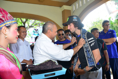 Pecah, Fabio Quartararo dan Alex Rins Kunjungi SMA Negeri 2 Mataram NTB