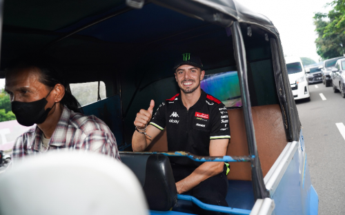 Fabio Di Giannantonio dan Franco Morbidelli Naik Bajaj Keliling Ibukota, Sebelum Balap di Sirkuit Mandalika