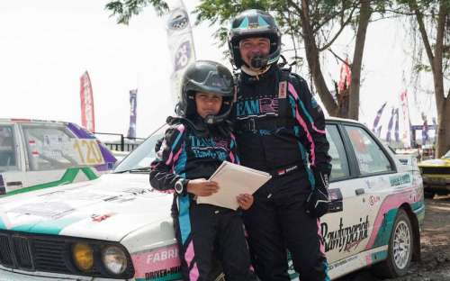 El Mayka Sungkar Dampingi Ayahnya Juara Kelas R2 Kejurnas Sprint Rally Seri-5 Semarang