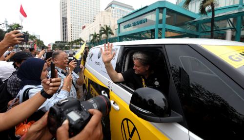 Kisah Rainer Zietlow Keliling Dunia ke 75 Negara Sejauh 80.000 Km Kendarai Mobil Listrik VW ID. BUZZ