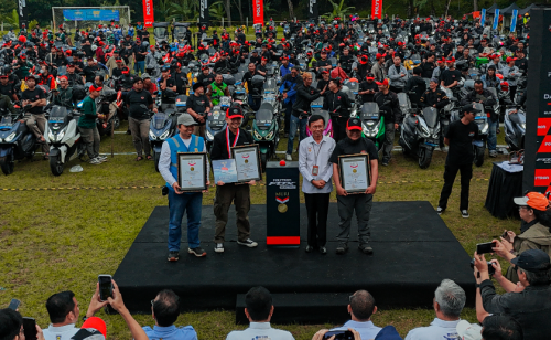 Heboh, 300 Motor Listrik Polytron FOX Isi Daya Baterai Bareng, Rekor MURI Pecah!