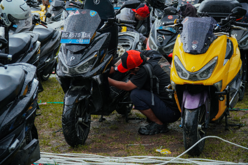 Heboh, 300 Motor Listrik Polytron FOX Isi Daya Baterai Bareng, Rekor MURI Pecah!