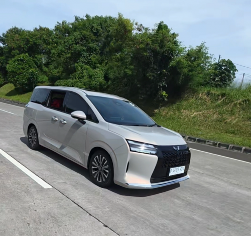 Sekali Isi Full BBM dan Baterai, Wuling Darion PHEV Bisa Tempuh Jarak Segini