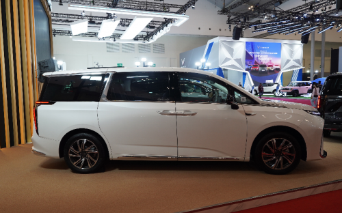 Serahkan 50 Unit MIFA 9, Maxus Pasok Armada Listrik First Class GrabExecutive di Indonesia