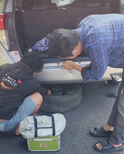 Toyota Kijang Innova Ratna Listy Pecah Ban hingga Berasap di Jalan Tol, Apa Penyebabnya?