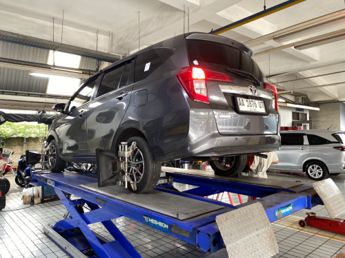 Toyota Kijang Innova Ratna Listy Pecah Ban hingga Berasap di Jalan Tol, Apa Penyebabnya?