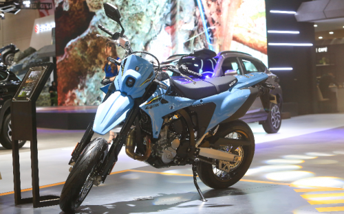 Ada V-Strom 250 SX, Tapi Suzuki DR-Z 4SM yang Bikin Pengunjung IIMS 2026 Gagal Fokus