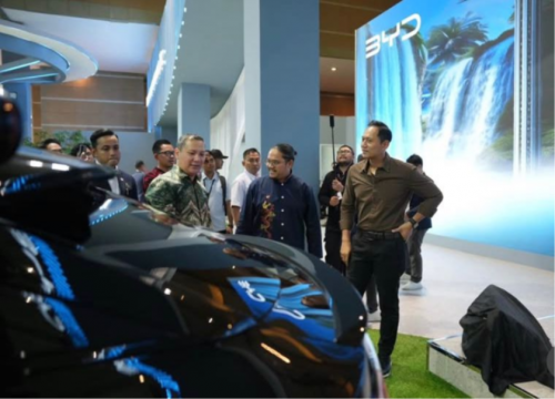Kejutan Hari ke-9, Agus Harimurti Yudhoyono Sapa Mobil-Mobil di IIMS 2026