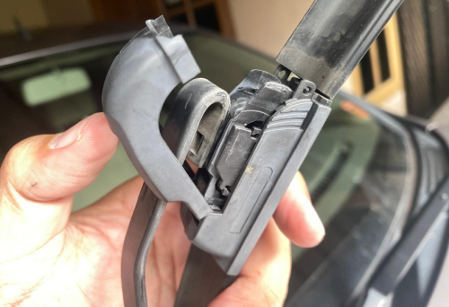 Cara Mudah Ganti Wiper Mobil yang Sudah Keset, Bisa Dilakukan Sendiri di Rumah