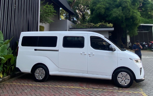 Wuling Donasikan 2 Unit Mitra EV Minibus untuk Operasional Sosial