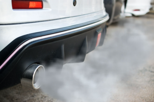 Wajarkah Knalpot Keluar Asap Putih saat Memanaskan Mesin Mobil?