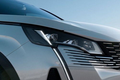 Waspada Mika Lampu Mobil Berembun di Musim Hujan