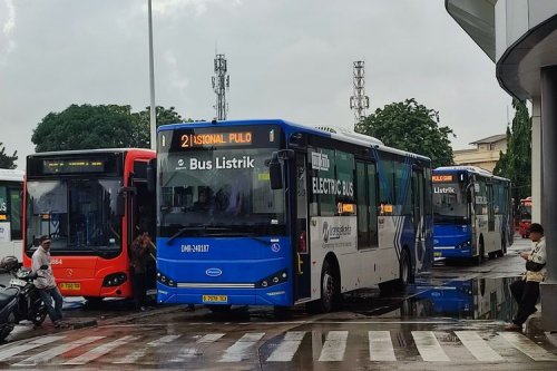 Kerusakan Halte Transjakarta Membuat Warga Kembali Pakai Sepeda Motor