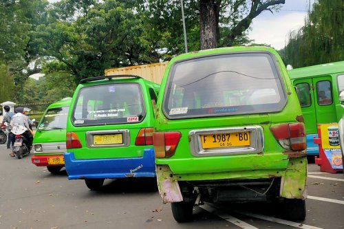 Demo Sopir di  Bogor, Mobil Listrik Hatchback