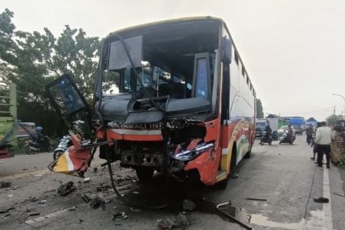 Kecelakaan Maut Mobil Rombongan Umrah dengan Bus karena Ban Selip