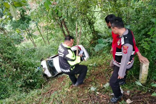 Diduga Tak Kuat Nanjak, Mobil Terjun ke Jurang di Puncak Bogor