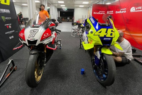 Valentino Rossi Tanda Tangan Motor Yamaha YZF-R1 GYTR di Mandalika