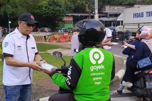 Komunitas Mobil Rayakan Prestasi Balap Lewat Aksi Berbagi di TMII